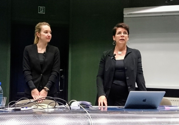 Image: Hedi Hunt and her opponent Professor Pirjo Laakkonen PhD of the University of Helsinki (Finland) during the thesis discussion.