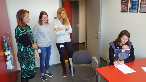 Kristina Põšnograjeva signing her patent paperwork. Witnesses (from the left): Maarja Haugas, Valeria Sidorenko, Lorena Gracia Simón.